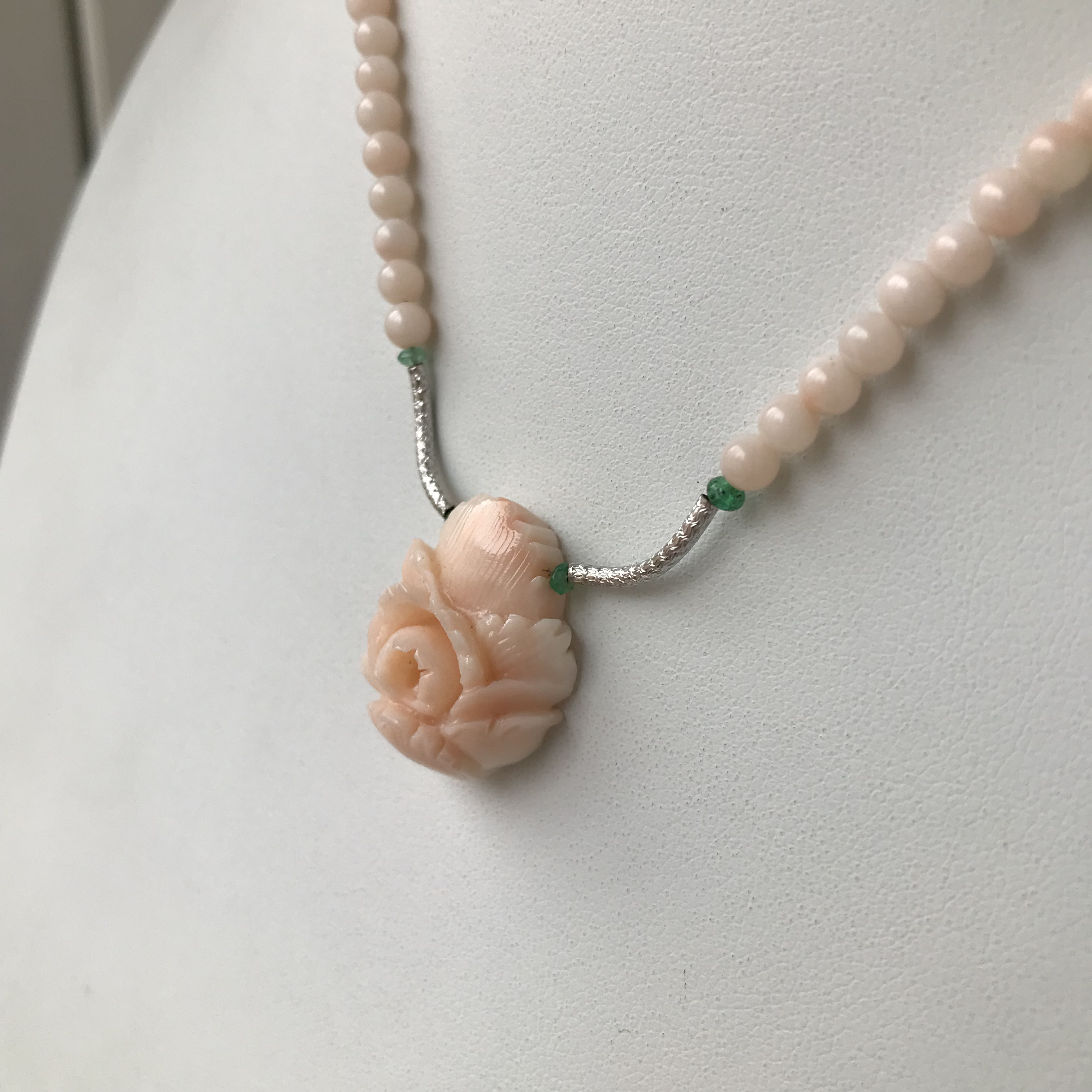 珊瑚彫刻『牡丹』・パーツK18WG・エメラルド・留め金K14WG オリジナルネックレス　R40923Y4