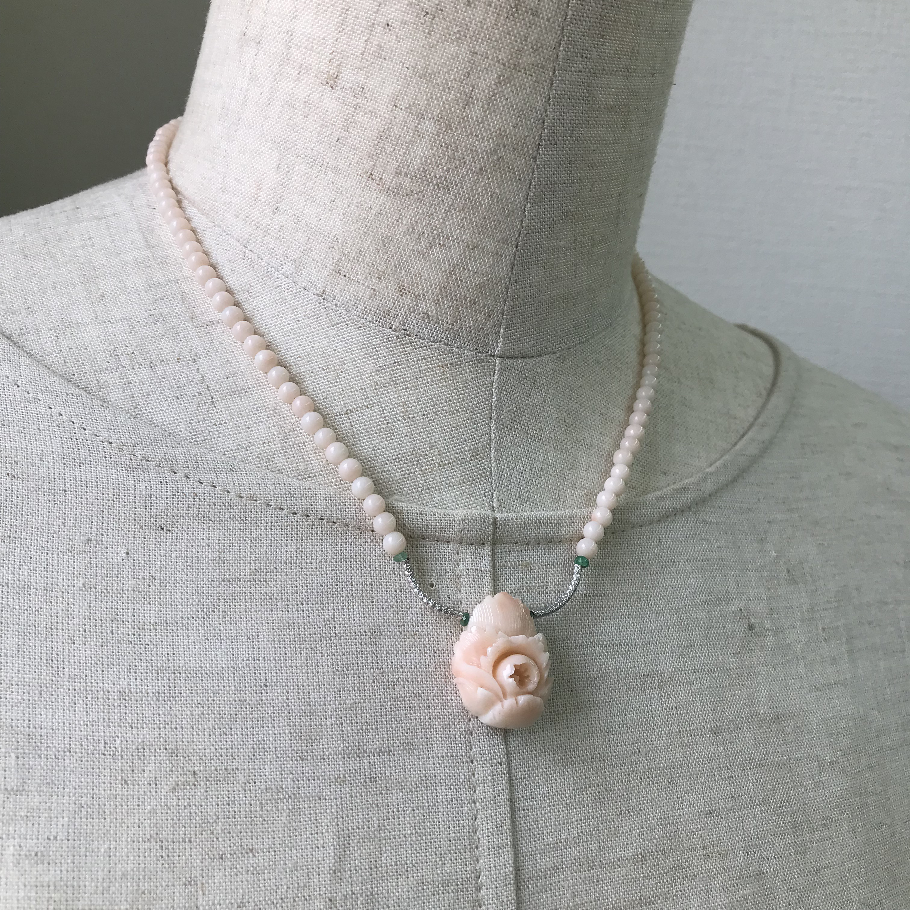 珊瑚彫刻『牡丹』・パーツK18WG・エメラルド・留め金K14WG オリジナルネックレス　R40923Y4