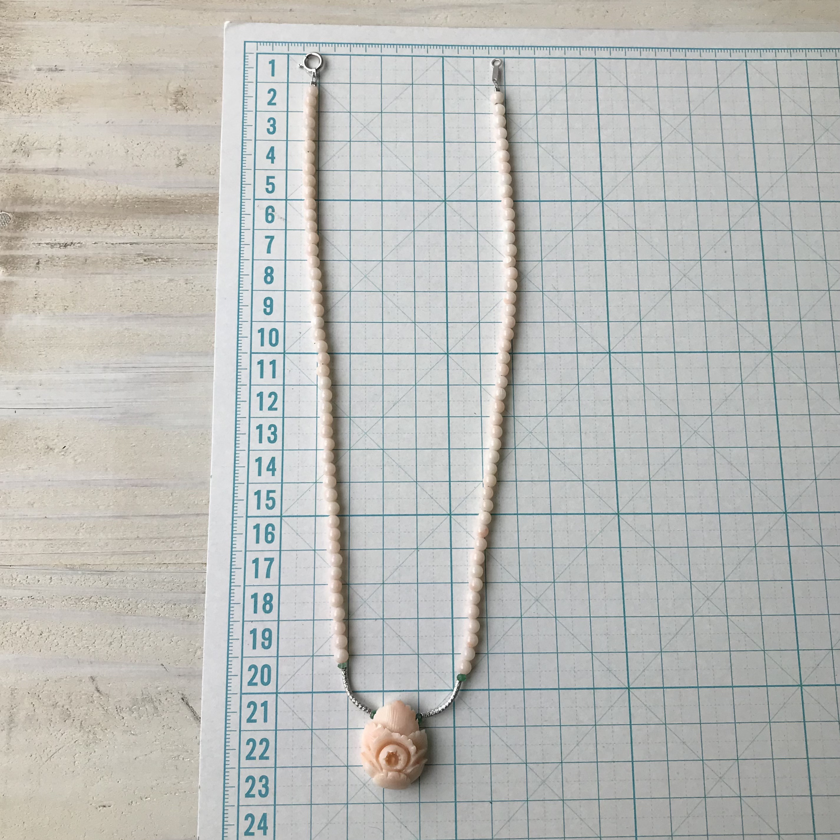 珊瑚彫刻『牡丹』・パーツK18WG・エメラルド・留め金K14WG オリジナルネックレス　R40923Y4