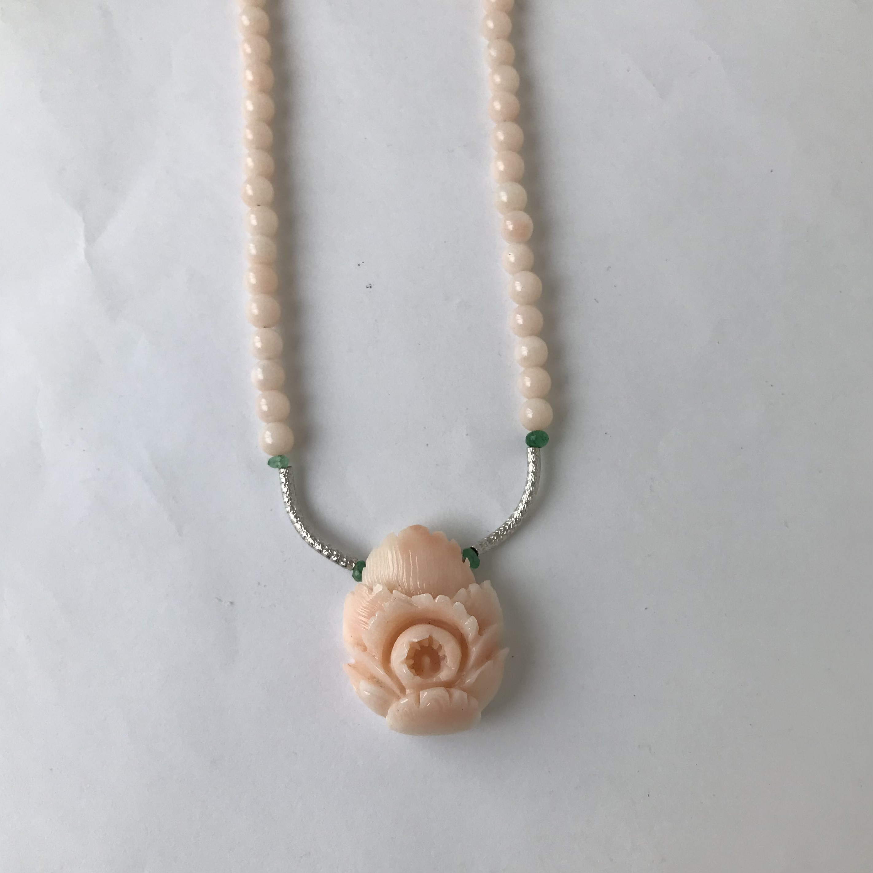 珊瑚彫刻『牡丹』・パーツK18WG・エメラルド・留め金K14WG オリジナルネックレス　R40923Y4