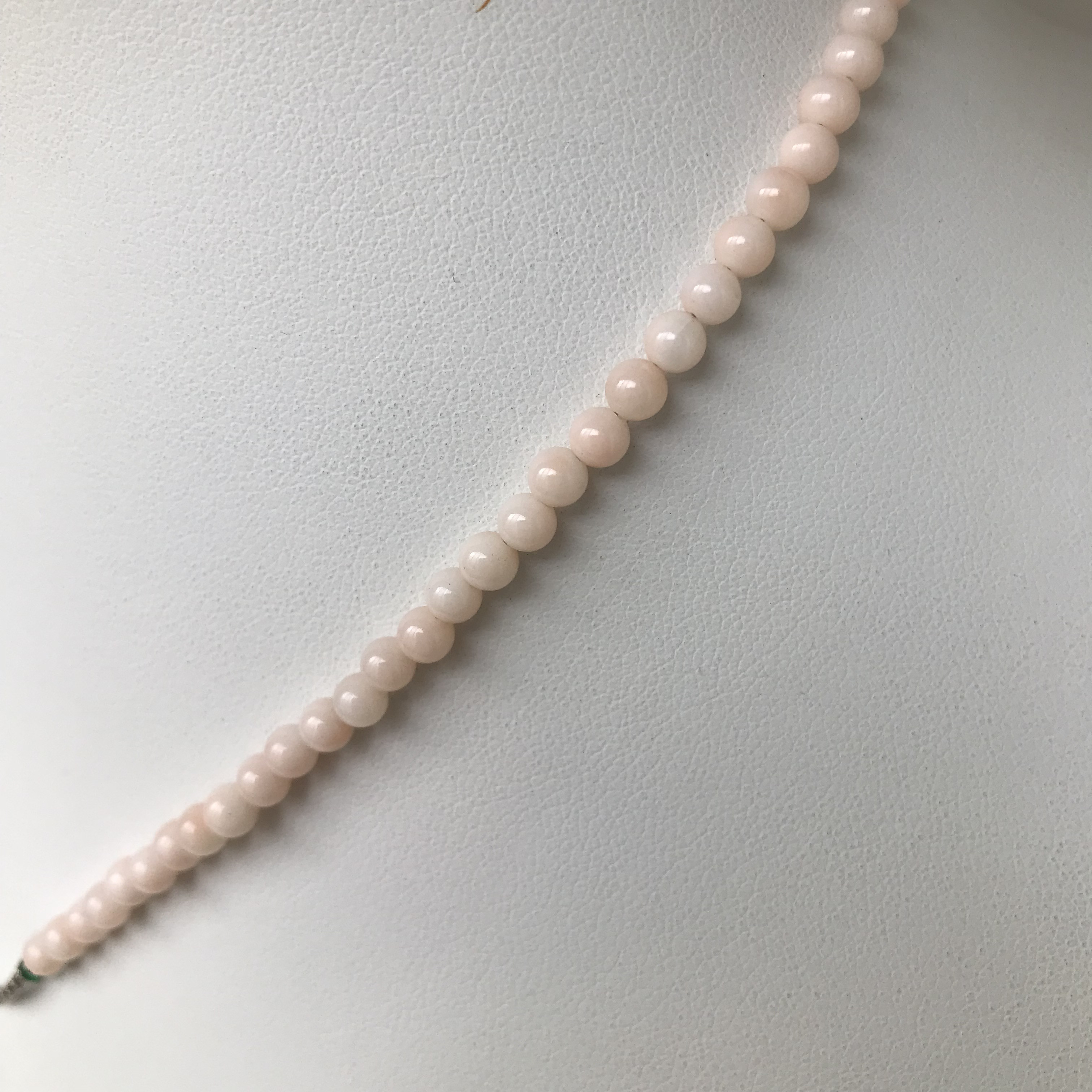 珊瑚彫刻『牡丹』・パーツK18WG・エメラルド・留め金K14WG オリジナルネックレス　R40923Y4