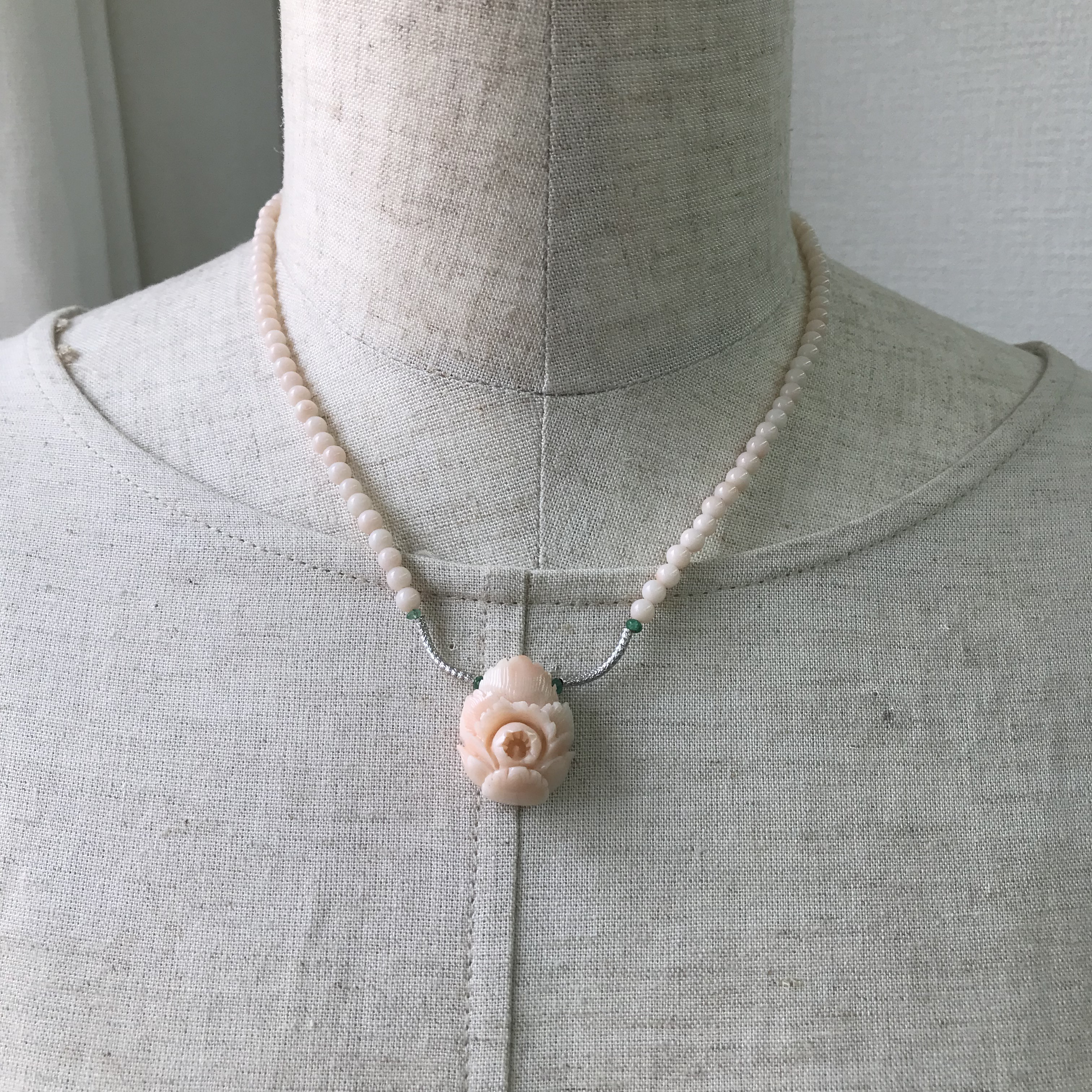 珊瑚彫刻『牡丹』・パーツK18WG・エメラルド・留め金K14WG オリジナルネックレス　R40923Y4