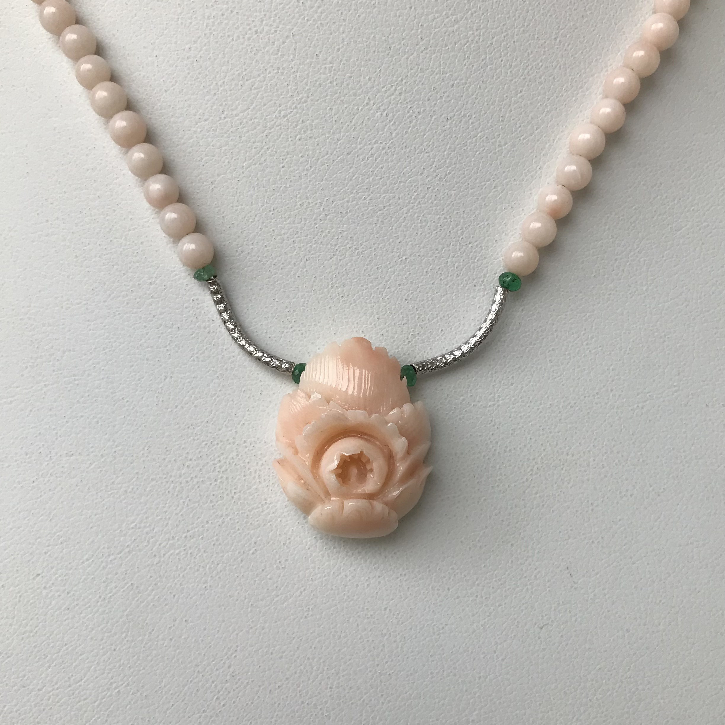 珊瑚彫刻『牡丹』・パーツK18WG・エメラルド・留め金K14WG オリジナルネックレス　R40923Y4