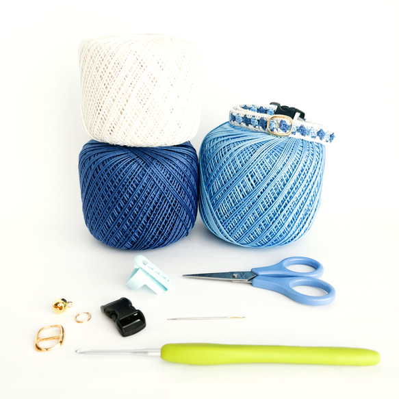軽くてやわらかい手編みの猫首輪〜アーガイル風透かし模様〜青×紺×白 5枚目の画像
