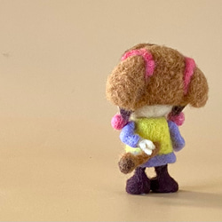 羊毛人形　トイプードルの帽子被った女の子 6枚目の画像