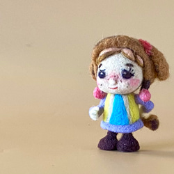 羊毛人形　トイプードルの帽子被った女の子 4枚目の画像
