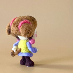 羊毛人形　トイプードルの帽子被った女の子 5枚目の画像
