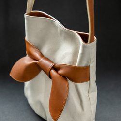 亞麻與真皮緞帶單肩包，6號帆布，米白色 第11張的照片