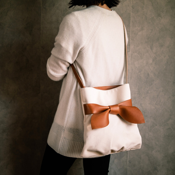 亞麻與真皮緞帶單肩包，6號帆布，米白色 第1張的照片