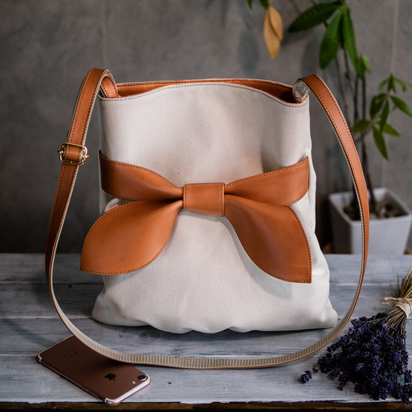 亞麻與真皮緞帶單肩包，6號帆布，米白色 第2張的照片