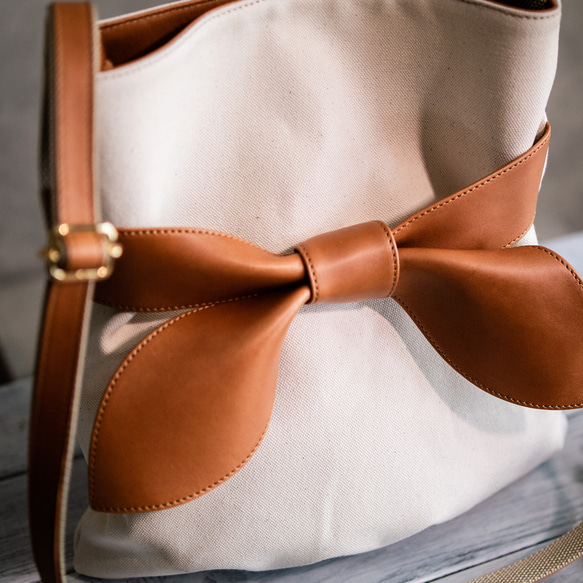 亞麻與真皮緞帶單肩包，6號帆布，米白色 第4張的照片
