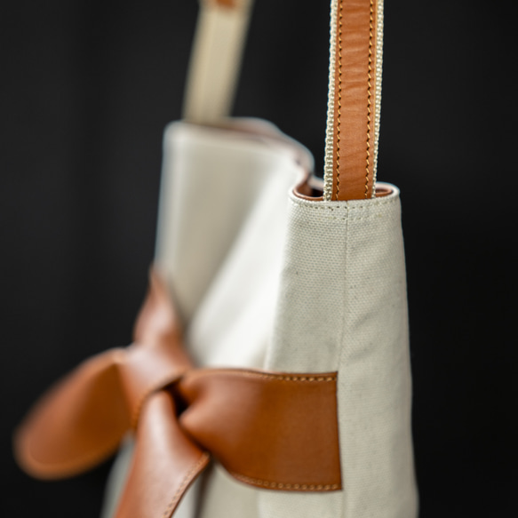 亞麻和真皮緞帶單肩包，採用 6 號帆布製成 [橡木] 第12張的照片