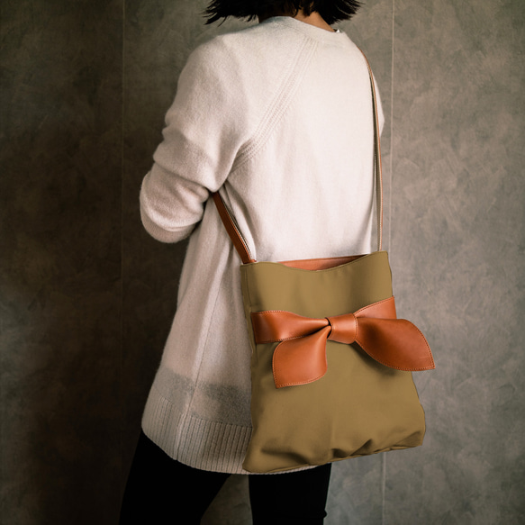 亞麻和真皮緞帶單肩包，採用 6 號帆布製成 [橡木] 第1張的照片