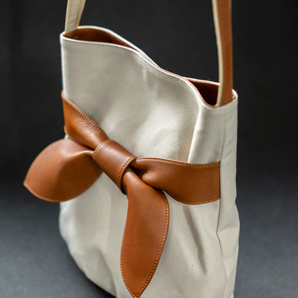 亞麻和真皮緞帶單肩包，採用 6 號帆布製成 [橡木] 第11張的照片
