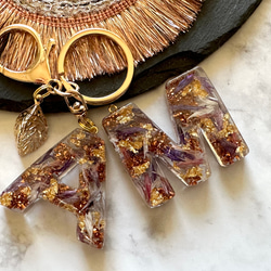 矢車草×金箔レジンイニシャルキーホルダー クリア キーホルダー yu