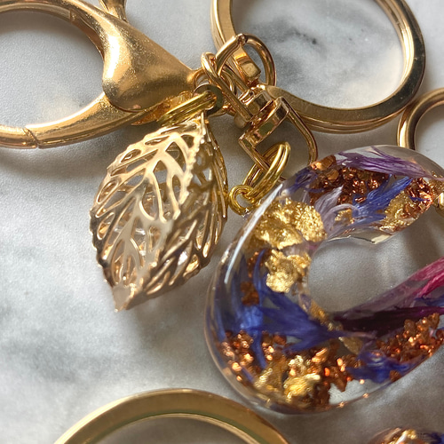 矢車草×金箔レジンイニシャルキーホルダー クリア キーホルダー yu