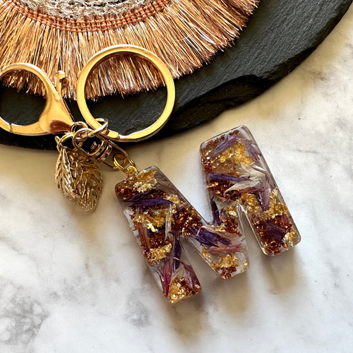 矢車草×金箔レジンイニシャルキーホルダー クリア キーホルダー yu