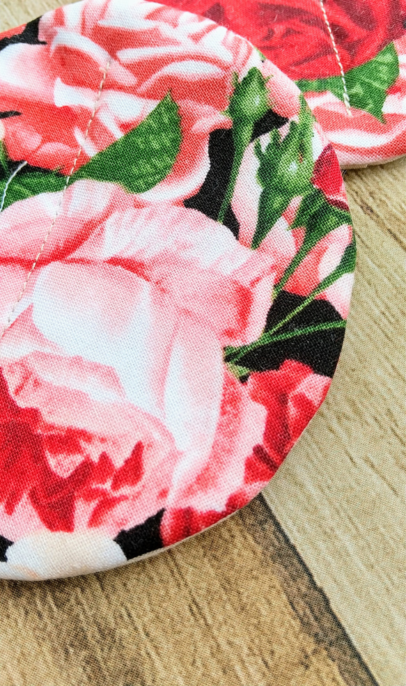 ☆コースター２枚組　裏表使える まんまる布コースター  デジタルプリント鮮やか赤いバラ 2枚目の画像