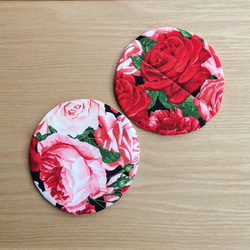 ☆コースター２枚組　裏表使える まんまる布コースター  デジタルプリント鮮やか赤いバラ 1枚目の画像