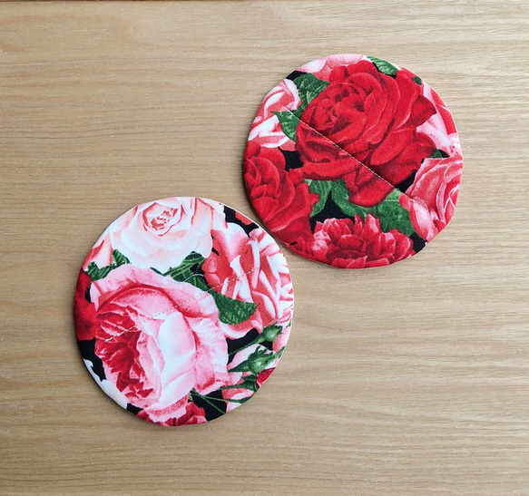 ☆コースター２枚組　裏表使える まんまる布コースター  デジタルプリント鮮やか赤いバラ 1枚目の画像
