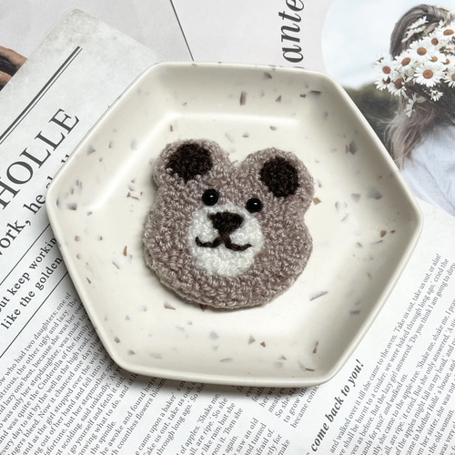 刺繍　ブローチ　ハンドメイド　クマ クマの刺繍ブローチ ブローチ haniho 通販 16323594｜Creema(クリーマ)