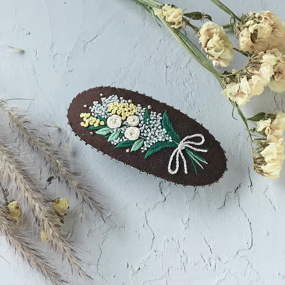 白薔薇とミモザとかすみ草の花束の刺繍バレッタ　No.231 2枚目の画像