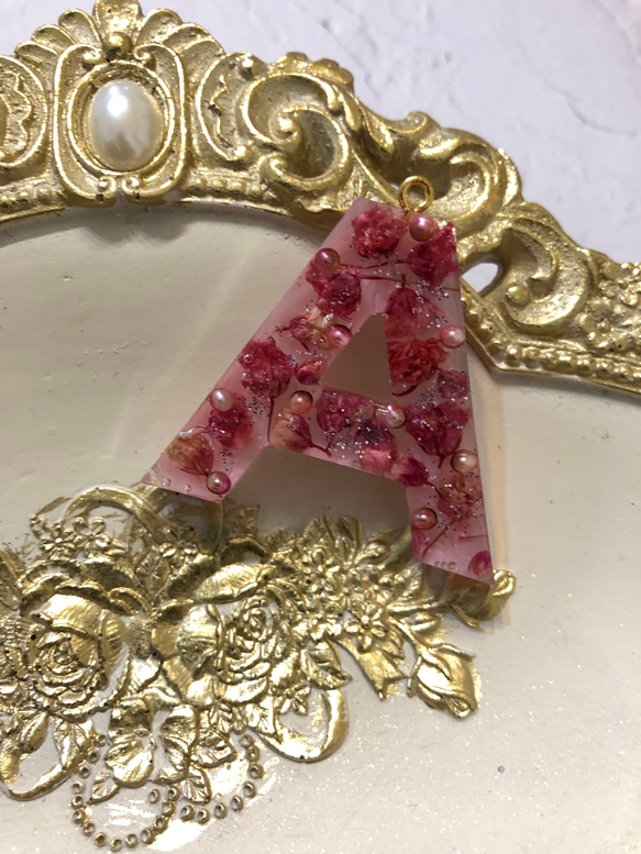 送料無料★A★イニシャルキーホルダー レジンキーホルダー レジンアクセサリー イニシャル キーホルダー レジン 15枚目の画像