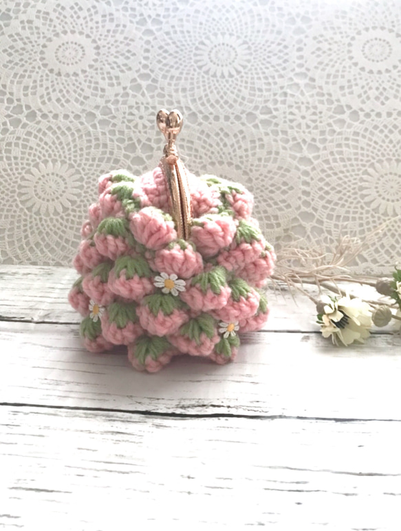 がま口ポーチL  ガーリーなマーガレットモチーフ付き　桜色いちご　手編み 2枚目の画像