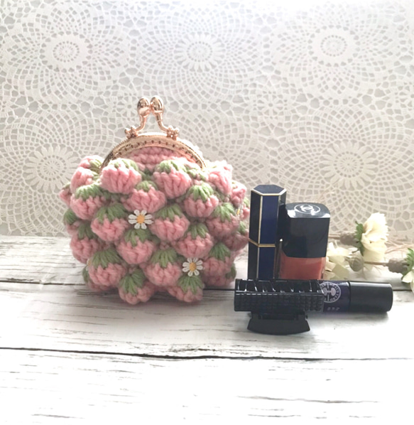 がま口ポーチL  ガーリーなマーガレットモチーフ付き　桜色いちご　手編み 6枚目の画像
