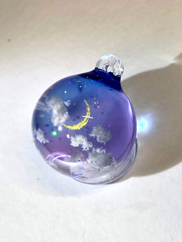 空レジン-金色月の空玉 キーホルダー 透明感 プレゼント 雲 ペンダント