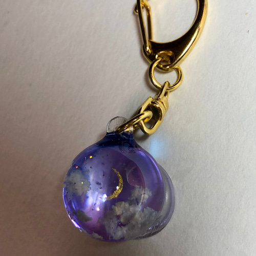 空レジン-金色月の空玉 キーホルダー 透明感 プレゼント 雲