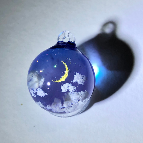 空レジン-金色月の空玉 キーホルダー 透明感 プレゼント 雲 ペンダント