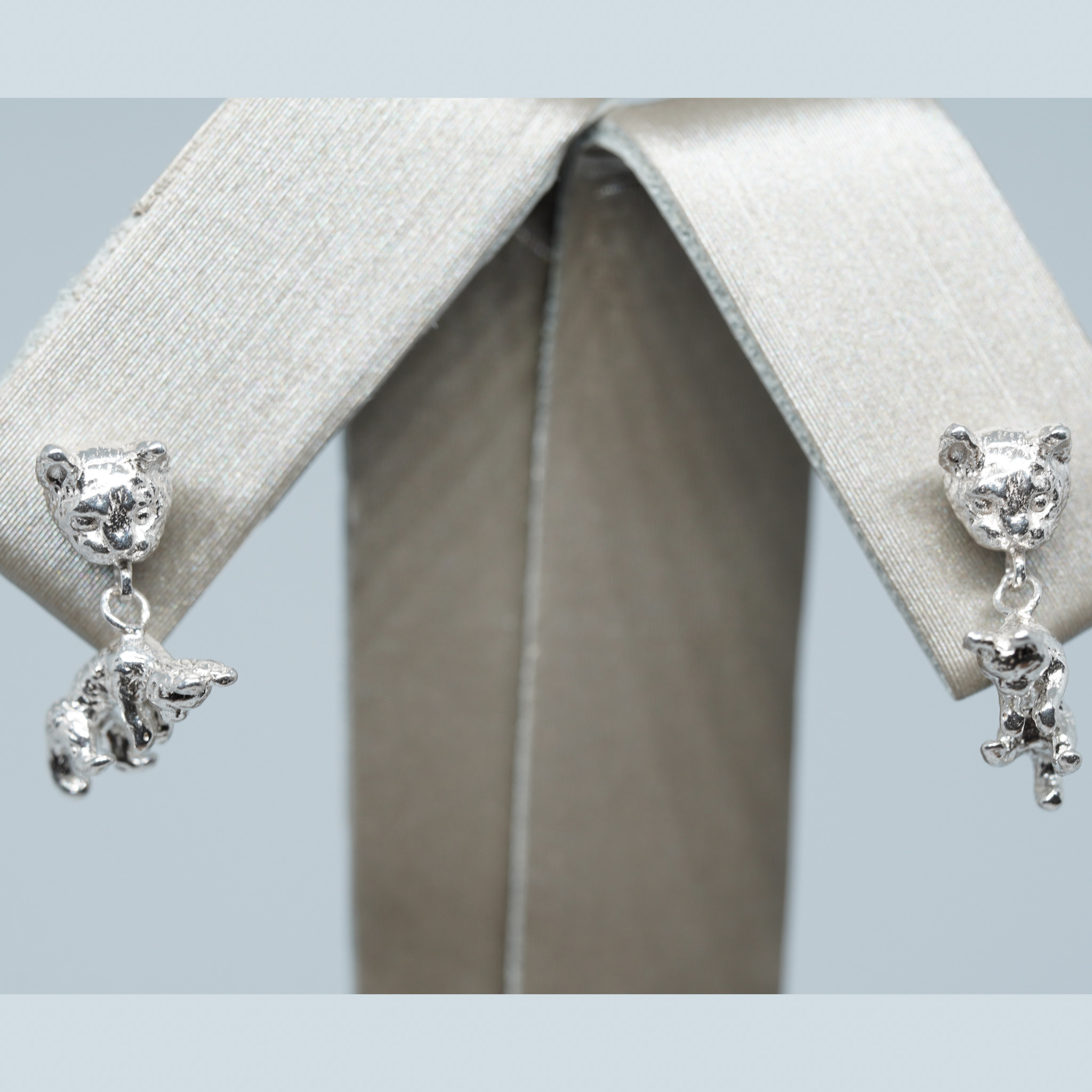 子猫を咥えている猫　ペアピアス