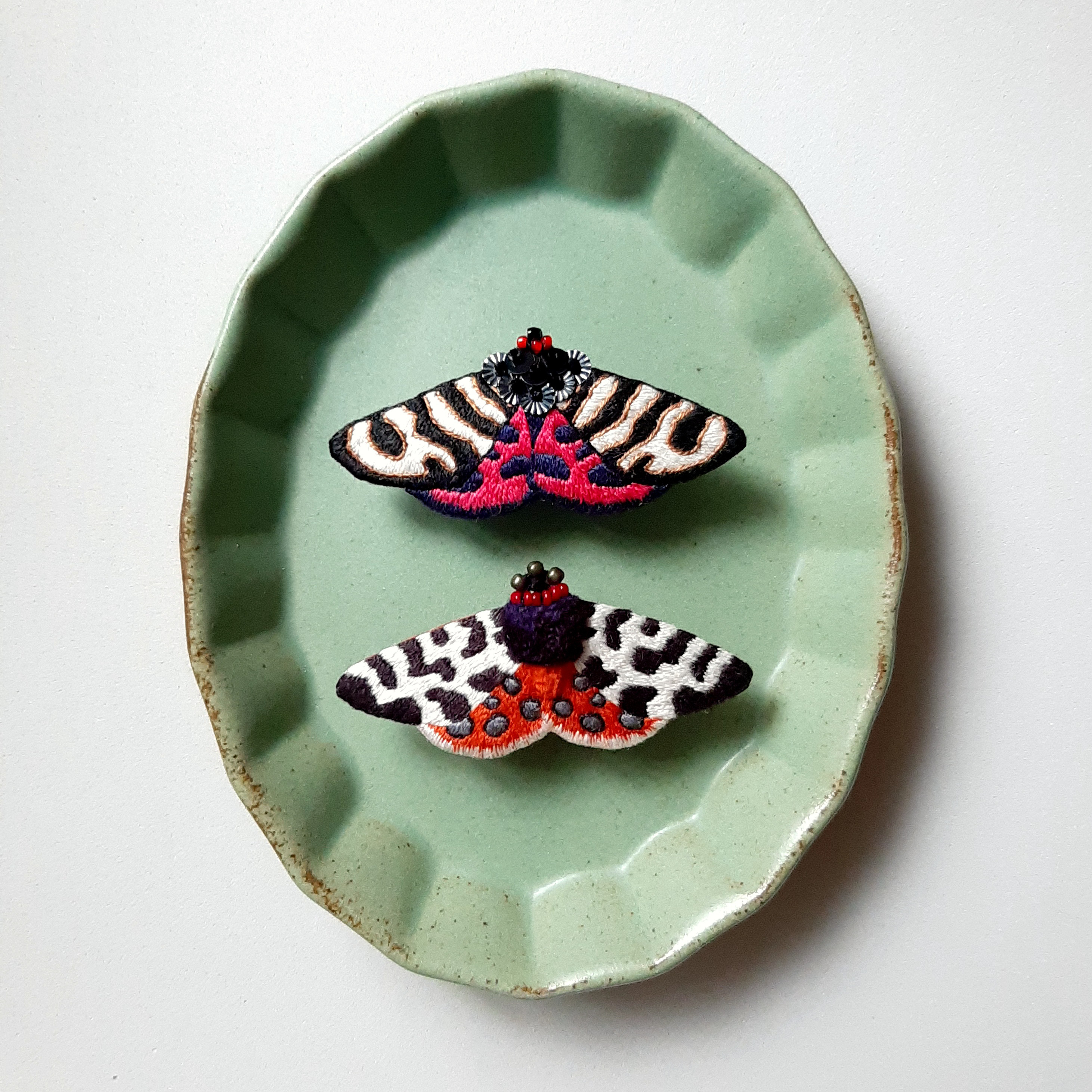 [picture book]―moth／刺繍ピンバッジ ☆受注制作