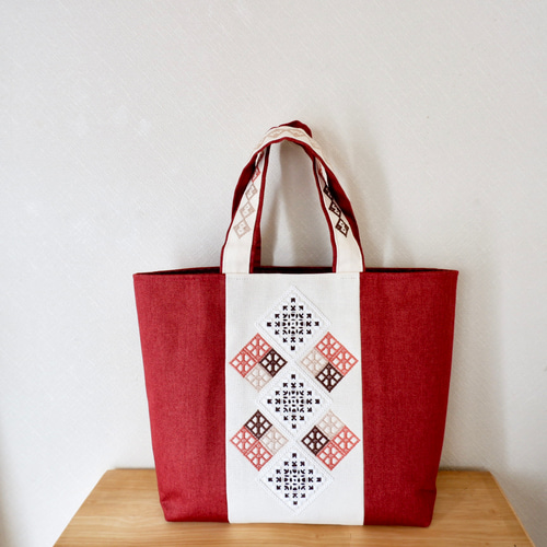 和洋刺繍のトートバッグ＊Mサイズ＊赤デニム素材【ハーダンガー刺繍 