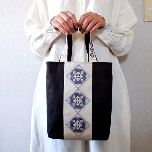 和洋刺繍の手提げバッグ＊黒デニム【ハーダンガー刺繍×こぎん
