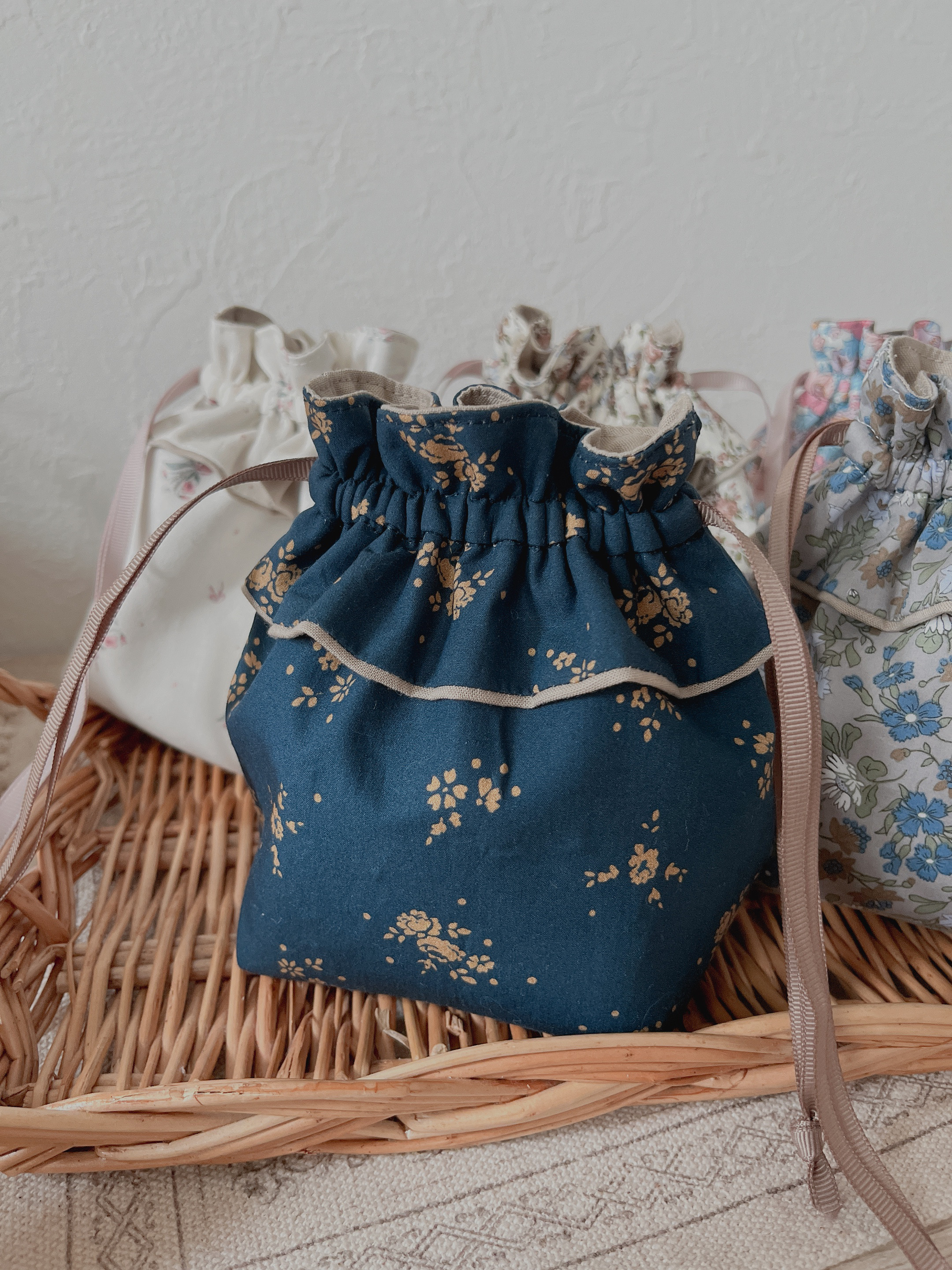 ハンドメイド　ポンパドール　巾着　パール　フリル ハンドメイド ポンパドール 巾着 パール フリル