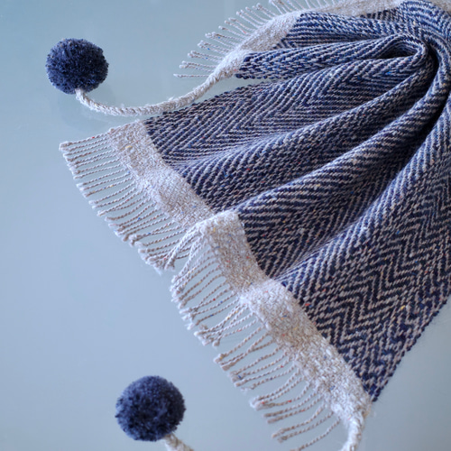 手織り ヘリンボーン ポンポン付き マフラー Handwoven TMMS22132
