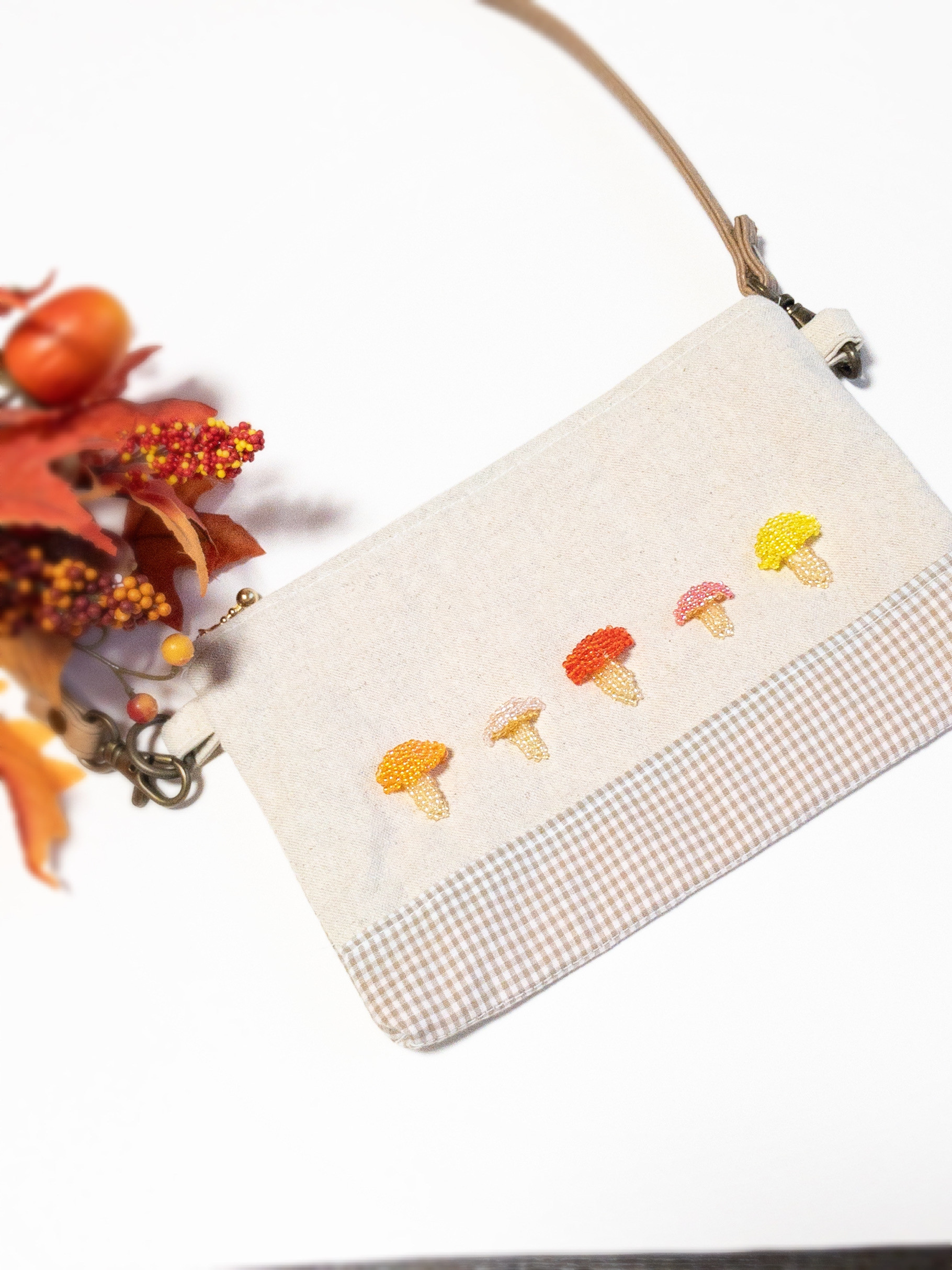 きのこの立体ビーズ刺繍サコッシュ