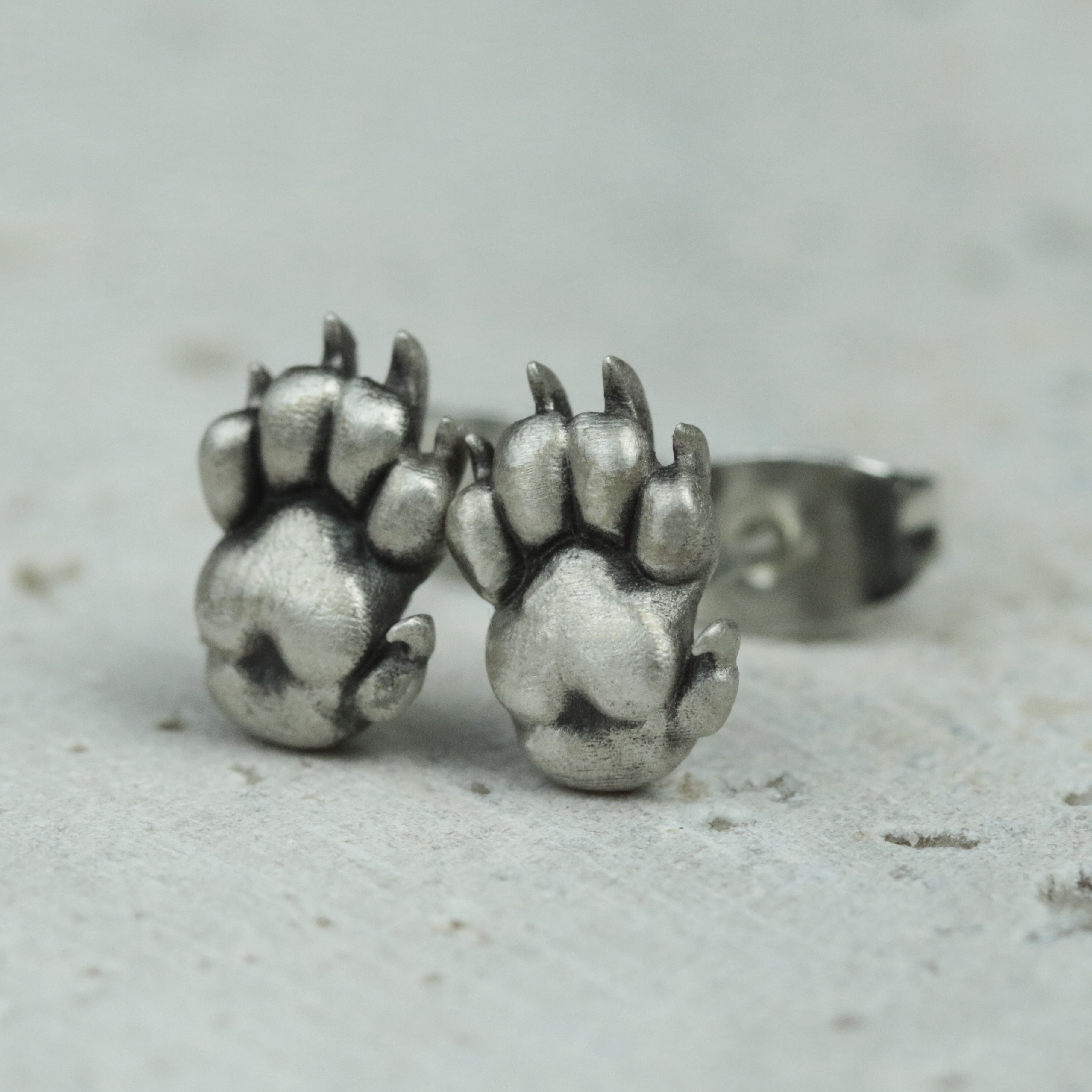 スターリングシルバーの猫の足のイヤリング、猫の足のイヤリング、猫の足のジュエリー、かわいい猫の足 - 手作り