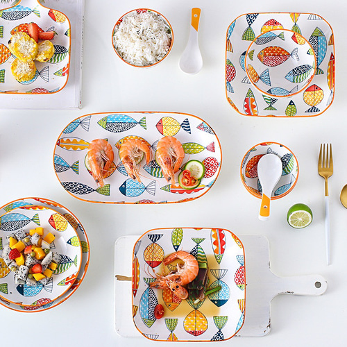 高級陶器の飾り皿と魚の形が可愛らしいお皿のセット お椀