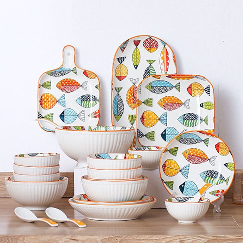 高級陶器の飾り皿と魚の形が可愛らしいお皿のセット お椀