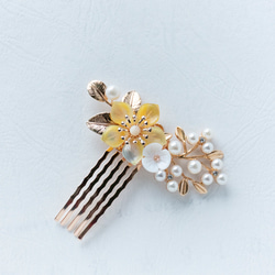 パールの花枝と黄蝶貝シェルフラワーのヘアコーム 　ヘアアクセサリー  髪飾り　 6枚目の画像