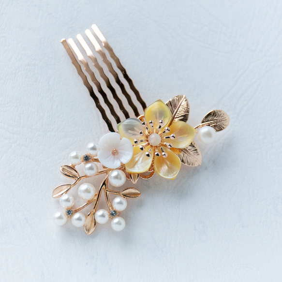 パールの花枝と黄蝶貝シェルフラワーのヘアコーム 　ヘアアクセサリー  髪飾り　 1枚目の画像