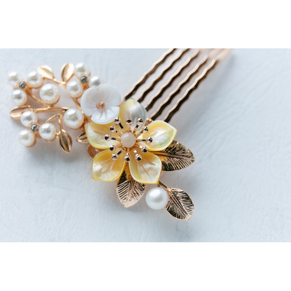 パールの花枝と黄蝶貝シェルフラワーのヘアコーム 　ヘアアクセサリー  髪飾り　 8枚目の画像