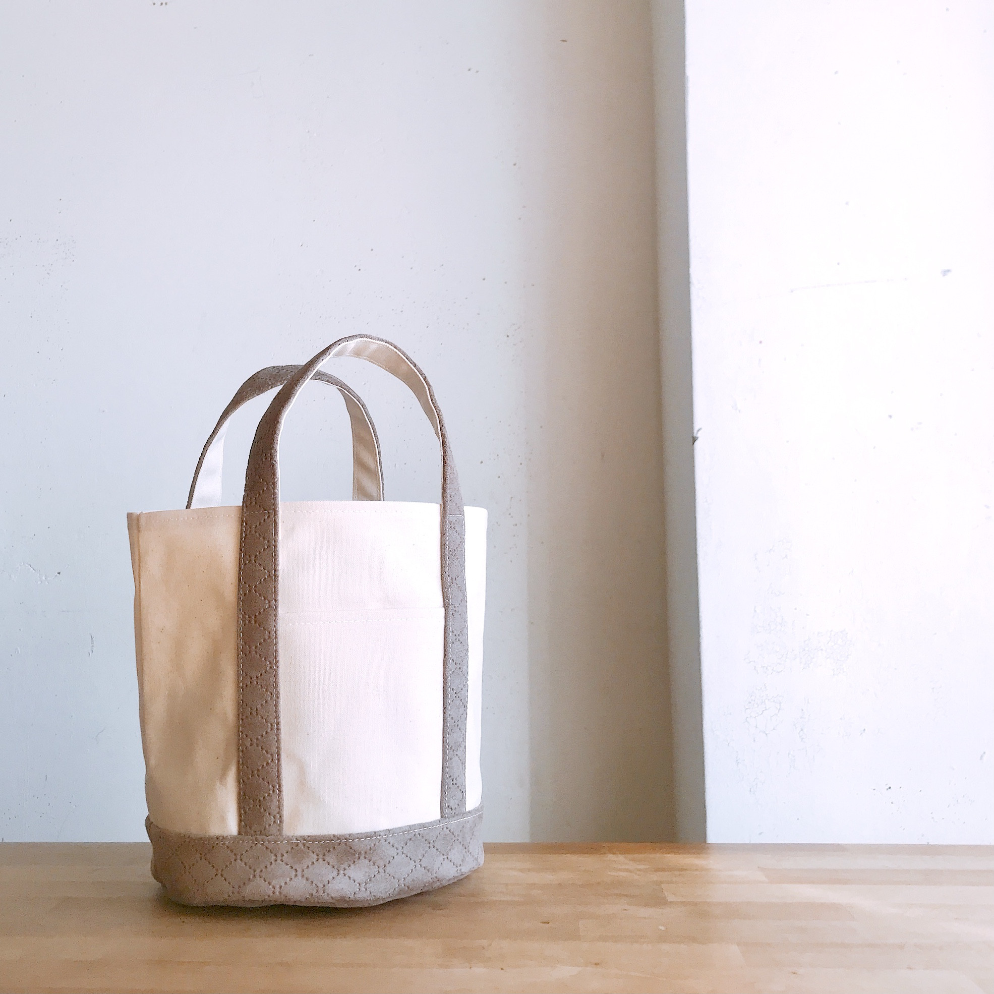 ［S］気持ちの上がる帆布のバケツトート！　生成り×スエード(薄茶)