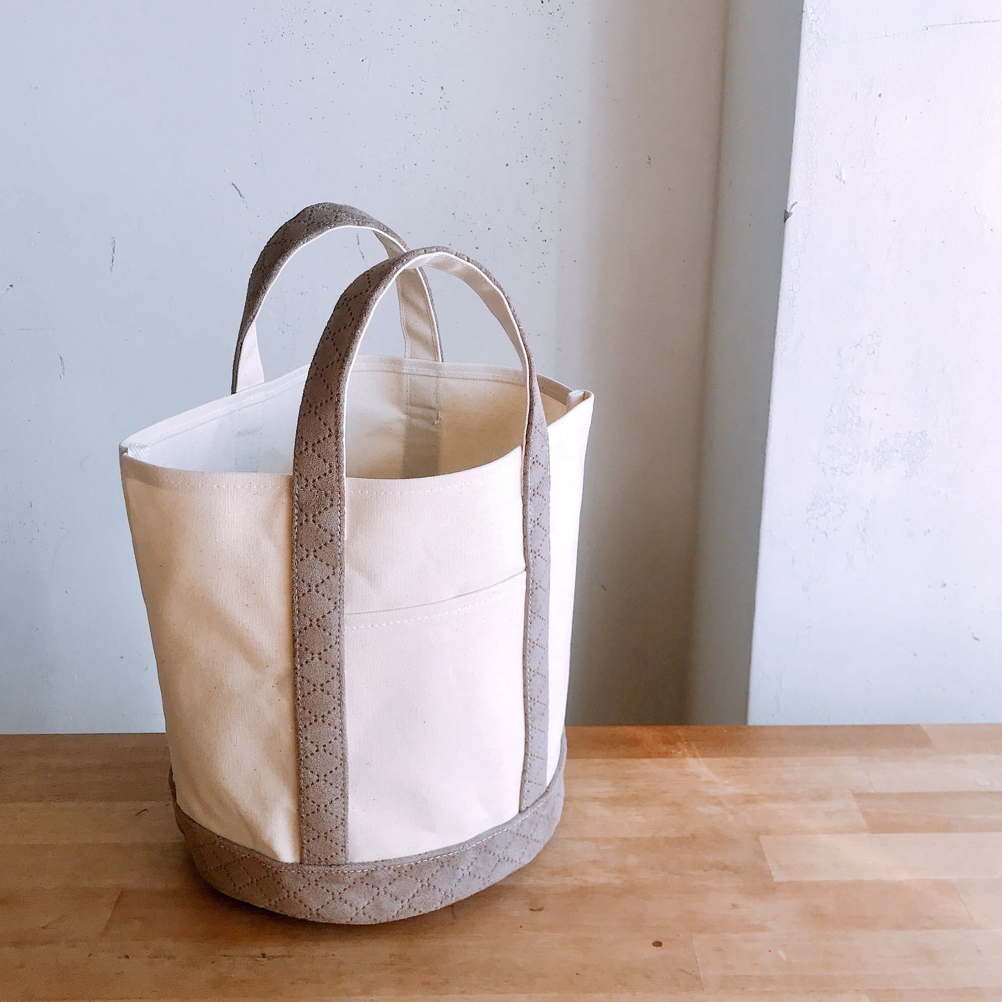 ［M］気持ちの上がる帆布のバケツトート！　生成り×スエード(薄茶)