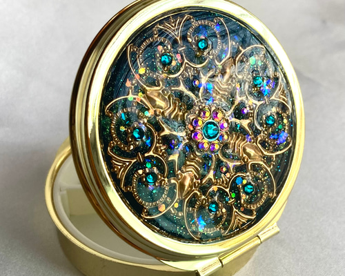 透かしパーツの鏡付きピルケースCROSS deep turquoise green