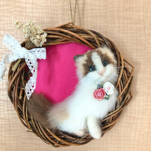 羊毛フェルト 猫 白猫リース 1_d5ed6f8dbf910622385cae538ea3