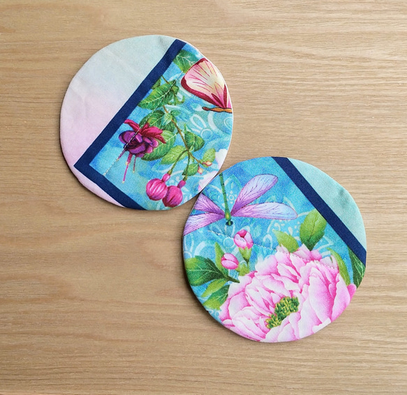 ☆コースター２枚組　裏表使える まんまる布コースター 　USAコットン　花々　蝶 1枚目の画像